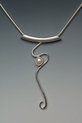 "Curvy Pearl" Necklace